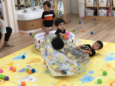プールの中にカラーボール 認可小規模 香椎にじいろのたね保育園 プールの中にカラーボール 認可小規模 香椎にじいろのたね保育園